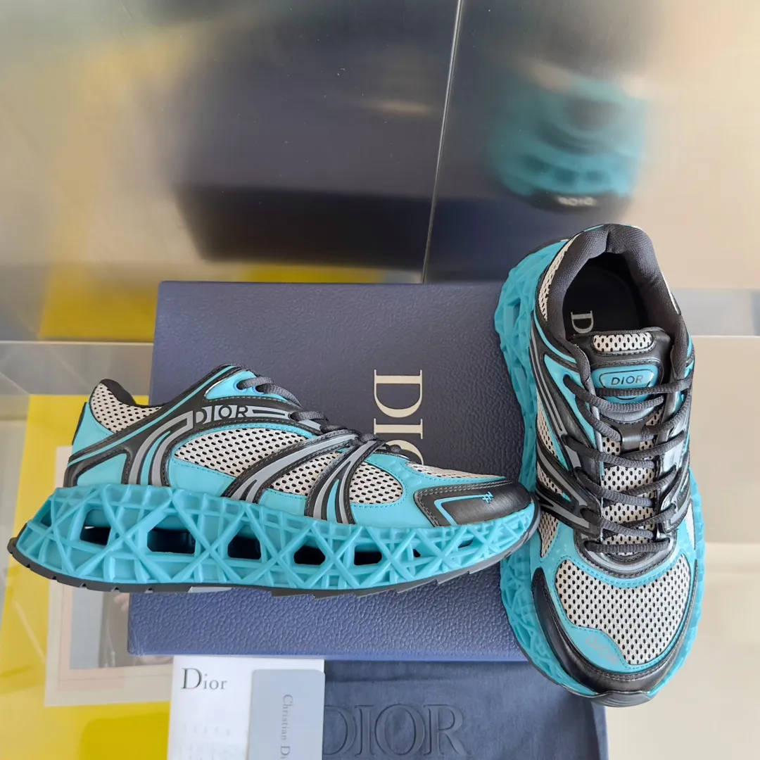 【DIOR】P:800💰 Men's 39-44. (Male 45.46 custom-made) Dior kawa Dior joint 2025ss casual sports shoes‼ ️ Reinterpret running shoes with dior’s haute couture style. b35 is made of fine-textured leather and mesh fabric materials. It can be worn in all seasons, is comfortable and breathable, and has many lines on the shoe body to outline details. It has a full retro three-dimensional feel and can create a casual look all year round!